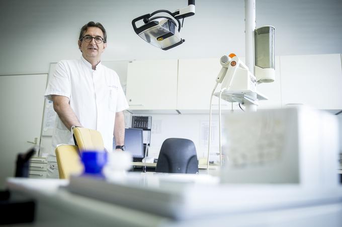 Dr. dent. Rok Kosem, vodja centra COPZ: "Zobozdravnika ne omenjajte kot vzgojni ukrep. Taka priprava je zagotovilo za neuspeh. Osnovni način zdravljenja karioznih sprememb je enak kot njihovo preprečevanje." | Foto: Ana Kovač