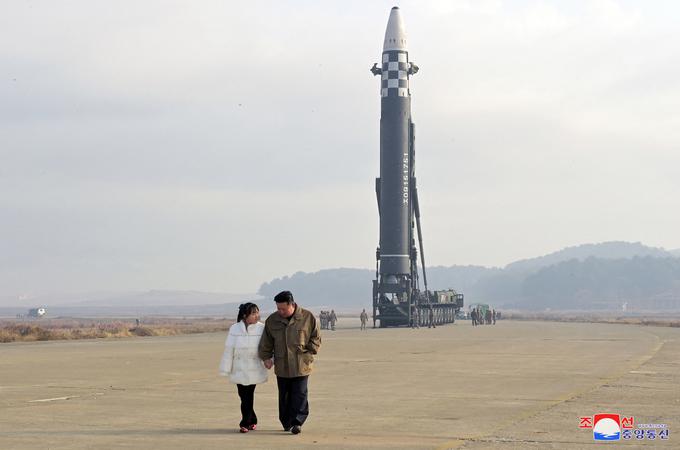 Kim Džong Un in njegova hči Kim Džu Ae pred balistično raketo | Foto: Reuters
