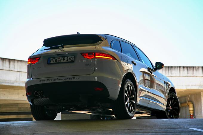 Glede na to, da sta Jaguar in Land Rover tudi v resnici eno in isto podjetje, je jasno, da so glede pogona globoko na varni strani. | Foto: Vinko Kernc