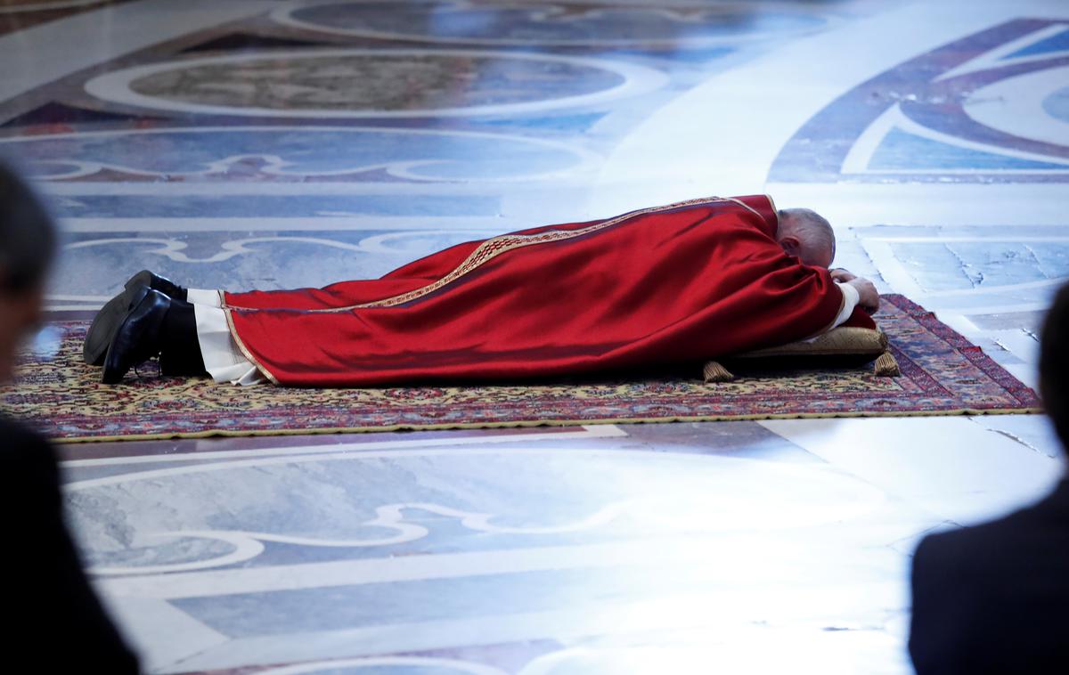 Papež Frančišek | Papež se je ob začetku obredja velikega petka ulegel na tla in nekaj minut molil. | Foto Reuters