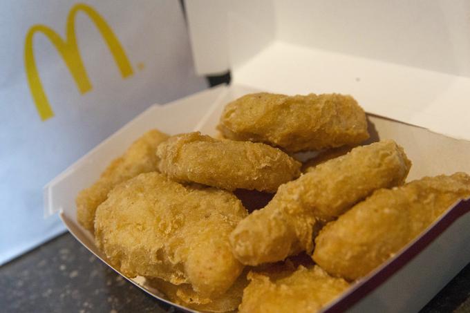 Če kdaj, potem bo pravi čas za ponovni začetek prodaje McDonaldsove sečuanske omake jesen 2018. Za takrat je namreč napovedan izid igranega filma Mulan. | Foto: Reuters