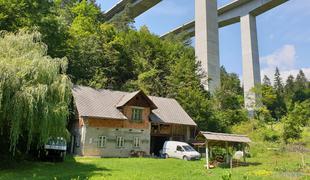 Sodišče: Družina izpod viadukta Peračica upravičena do odškodnine #video