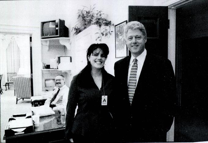 Bush je predsednikoval samo en mandat, saj ga je kljub zmagi v prvi iraški vojni na volitvah premagal Bill Clinton (1993–2001). Radoživi Clinton ni bil prvi ženskar v Beli hiši (politični nasprotniki mu očitajo celo posilstva), a nobena spolna afera se ne more meriti z medijsko odmevnostjo afere Lewinsky, ko se je leta 1998 razkrilo, da je imel Bill spolne odnose s svojo mlado pripravnico Monico Lewinsky. Ovalna pisarna v Beli hiši je tako dobila vzdevek oralna pisarna. | Foto: Getty Images