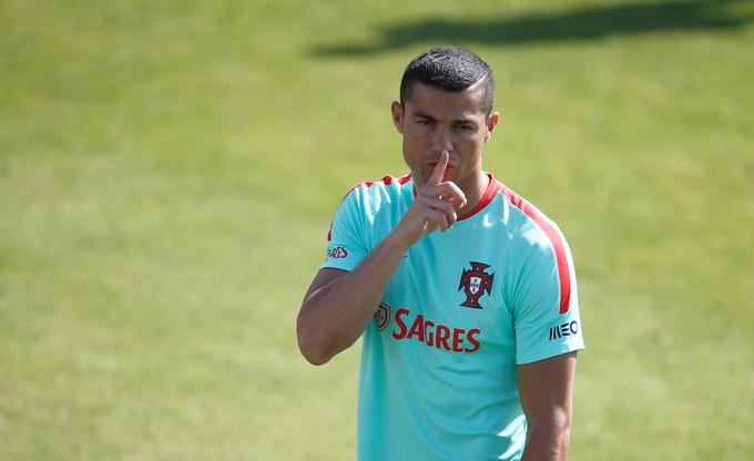 Cristiano Ronaldo je na molk namigoval tudi na včerajšnjem treningu Portugalske. | Foto: Reuters