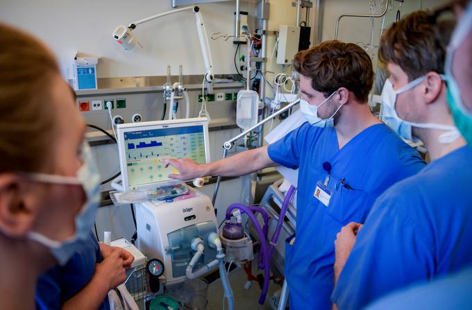 Tudi v Švici zdravstveni delavci delajo dolge ure. | Foto: Reuters
