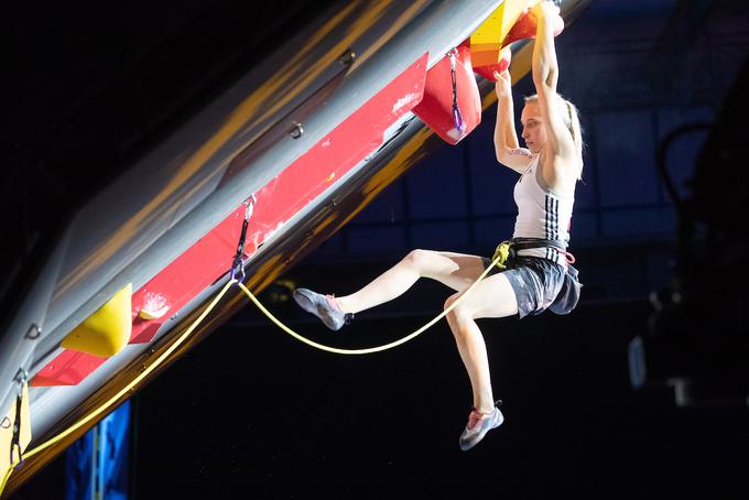 Garnbretovi je zlato v težavnosti odneslo 11 sekund. Svetovna prvakinja v težavnostnem plezanju je postala domačinka Jessica Pilz. | Foto: Sportida