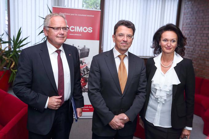 Pogodbo o prodaji Cimosa so 14. oktobra letos podpisali glavni izvršni direktor TCH Cogeme Gino Berti, glavni izvršni direktor DUTB Imre Balogh in začasna predsednica uprave SDH Lidia Glavina. | Foto: Tomaž Primožič/FPA