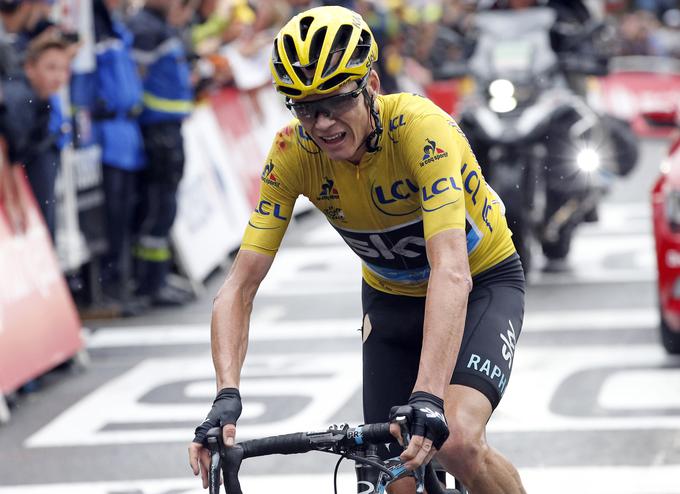 Kolesarji so na cesti vajeni vsega. Chris Froome je bil poleg obtožb o zlorabi dopinga deležen tudi urinskega pljuska. | Foto: Reuters