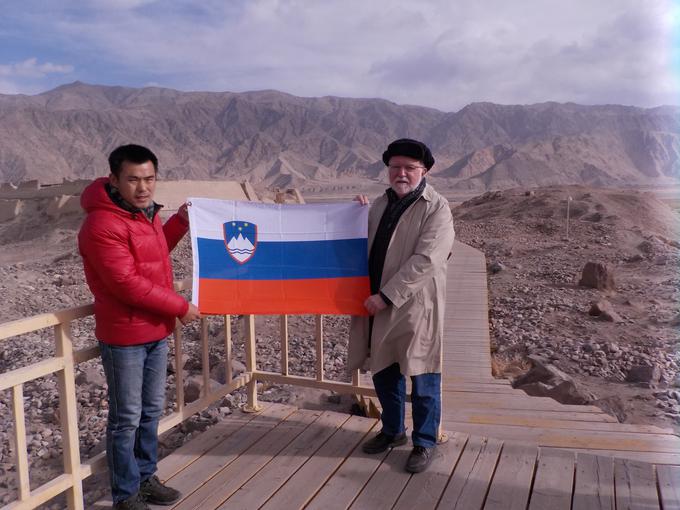 Na kitajsko-afganistanski meji na tri tisoč metrih nadmorske višine, potem ko sta s sodelavcem namestila merilno napravo. | Foto: Osebni arhiv