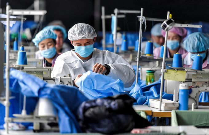 Številke, ki prihajajo iz Kitajske, nakazujejo, da jim je z ostrimi ukrepi in vsaj za zdaj uspelo omiliti naglo rast števila obolelih. | Foto: Reuters