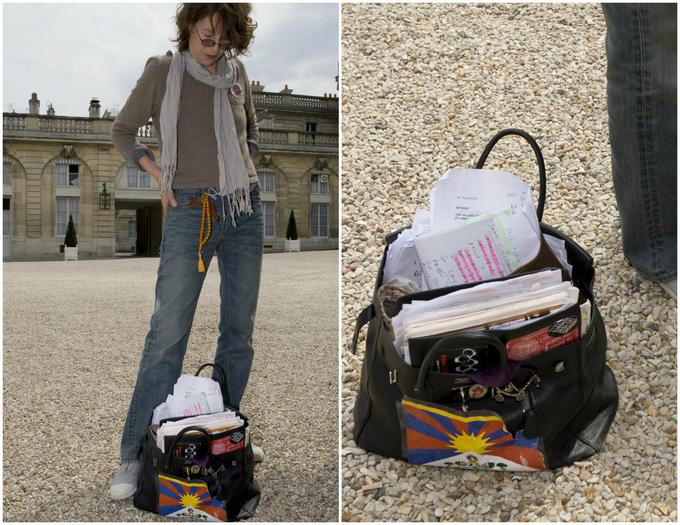 Jane pravi, da so njene torbice zaradi "krame" postale že tako težke, da torbice sploh ne nosi več. | Foto: Reuters