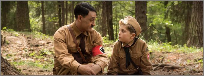 Domiselna in zvezdniško obarvana satira o nemškem fantiču in njegovem namišljenem prijatelju Hitlerju. Film Taike Waititija je prejel oskarja za najboljši prirejen scenarij, za zlate kipce pa se je potegoval še v petih kategorijah, tudi v najprestižnejši. • V sredo, 21. 7., ob 4.10 na HBO 2.* │ Tudi na HBO OD/GO. | Foto: 
