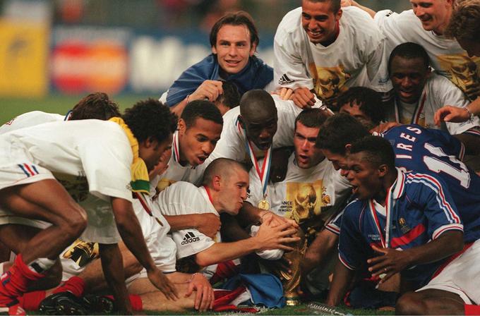 Francozi so prvič v zgodovini svetovnih prvenstev šli povsem do konca! Po zmagi nad Brazilijo (3:0) je na ulicah Pariza proslavljajo okrog dva milijona ponosnih navijačev. | Foto: Guliverimage/Getty Images