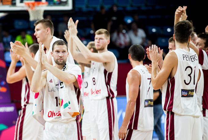 Latvija je v osmini finala s 100:68 premagala Črno goro. | Foto: Vid Ponikvar