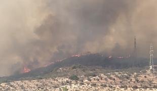 V Grčiji divjajo požari, ozračje zaradi dima zadušljivo