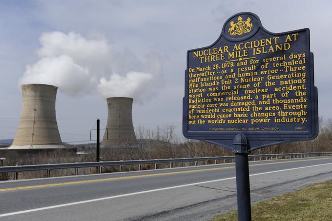 Obcestno obeležje še danes spominja na incident, ki se je v jedrski elektrarni Otok treh milj zgodil 28. marca 1979. | Foto: Reuters