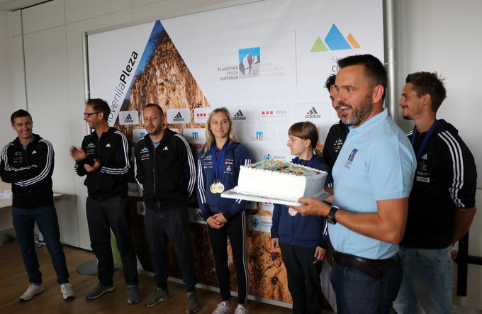 "Ni praznovanje brez torte," je povedal generalni sekretar PZS Matej Planko.  | Foto: Manca Čujež