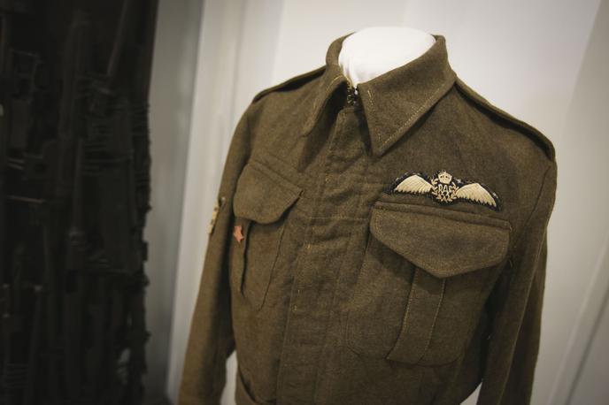 Park vojaške zgodovine, Pivka | Pilotska srajca je le ena od 220 najdb s prizorišča sestrelitve britanskega vojaškega letala Spitfire, ki je sodelovalo v prvem letalskem napadu na Ljubljano. | Foto Bojan Puhek