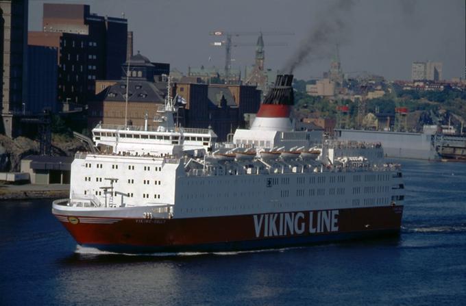 Trajekt MS Estonia je pred zadnjim preimenovanjem plul kar pod tremi imeni: Viking Sally (1980–1990), Silja Star (1990–1991) in Wasa King (1991–1993).  | Foto: Thomas Hilmes/Wikimedia Commons