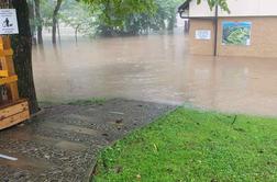 Ob obilnih padavinah poplavilo kletne prostore v Ajdovščini in Vipavi