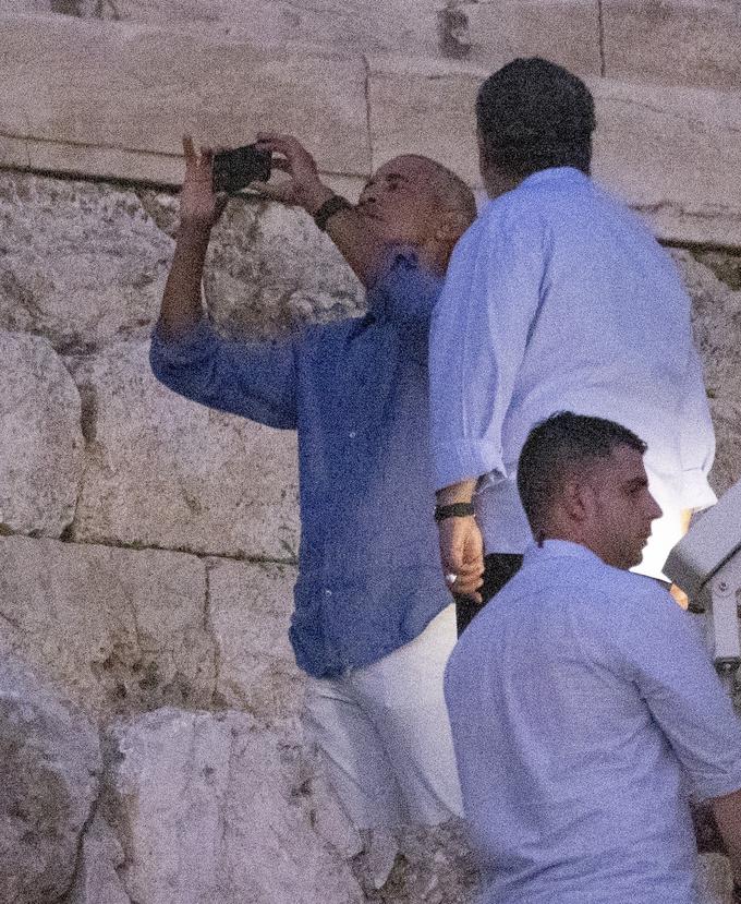 S svojim telefonom je Barack naredil tudi nekaj fotografij. | Foto: Profimedia