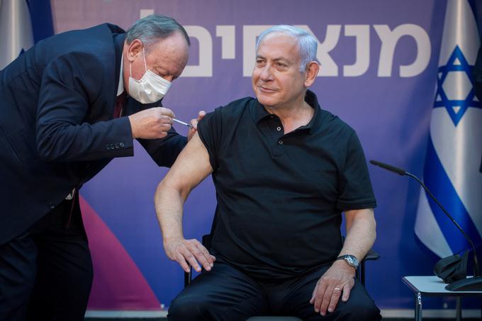 V Izraelu so kampanjo cepljenja začeli z neposrednim televizijskim prenosom cepljenja izraelskega premierja Benjamina Netanjahuja. | Foto: Reuters