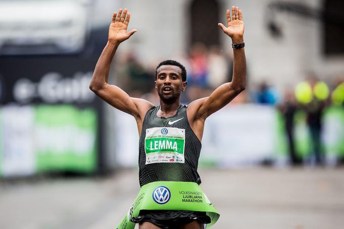 Lanskoletni zmagovalec Ljubljanskega maratona Sisay Lema je postavil sijajen rekord. | Foto: Žiga Zupan/Sportida