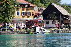 Avto pristal v Blejskem jezeru in povozil eno osebo #foto