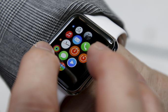 Izvirni Apple Watch je izšel 24. aprila 2015, Apple pa je septembra lani izdal še prenovljeni model.  | Foto: Reuters