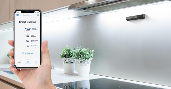 Safera Sense spremlja dogajanja v kuhinji z več kot 20 senzorji in pravočasno opozarja na zaključeno kuhanje, nepotrebno prižgano pečico ali štedilnik ter poslabšano kakovost zraka. | Foto: Safera