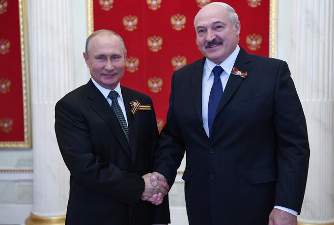 Putinu bi se po predsedniških volitvah v Belorusiji leta 2020 lahko zgodilo podobno kot leta 2014 v Ukrajini – še ena država bi spolzela iz ruskega vplivnega območja. Moskva je zato močno podprla beloruskega predsednika Aleksandra Lukašenka pri njegovi zadušitvi protestov beloruske opozicije. Lukašenko se je tako tudi po Putinovi zaslugi obdržal na oblasti. Dogodki v Belorusiji so bili verjetno za Putina le dodatna spodbuda za vojno proti Ukrajini, saj je bila od Moskve neodvisna Ukrajina velik zgled za belorusko opozicijo. | Foto: Reuters