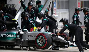 Mercedes naj bi novačil Red Bullove inženirje in Maxa Verstappna