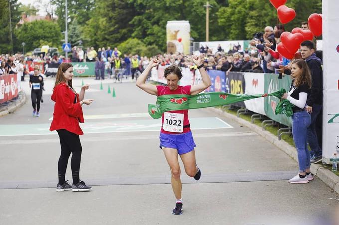 Članica atletske reprezentance Slovenske vojske Jasmina Pitamic Vojska je že drugič letos pretrgala zmagovalni trak v cilju. Zmagi na kraljevski razdalji istrskega maratona je dodala še naslov državne prvakinje v polmaratonu. | Foto: Peter Kastelic