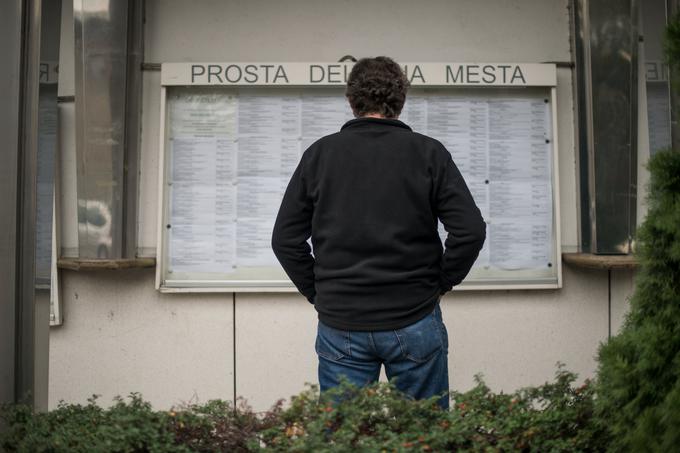 Če bo reforma sprejeta, se bo moral delavec na zavod za zaposlovanje prijaviti že v času odpovednega roka, sicer bo prejemal nižje nadomestilo za brezposelost.  | Foto: Matej Leskovšek