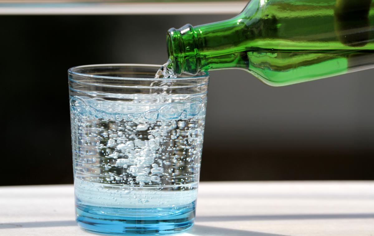 Mineralna voda | Namesto mineralne vode so mu v restavraciji postregli korozivno sredstvo oziroma kislino. Kako se je ta znašla v steklenici in nato na mizi gostov, še ni znano.  | Foto Shutterstock