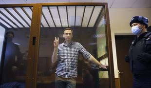 Vodstvo zapora grozi s prisilnim hranjenjem Navalnega
