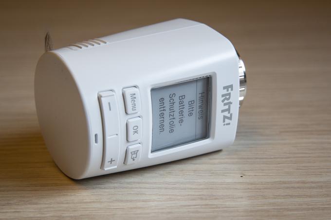 Pametni termostat FRITZ!DECT 301 in usmerjevalnik se povezujeta prek povezave DECT, kar pomeni, da termostat ne zasede nobenega omrežnega vhoda na samem usmerjevalniku.  | Foto: Bojan Puhek