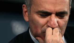 Gari Kasparov je prst uperil neposredno v krovne športne organizacije