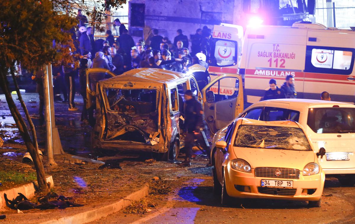 teroristični napad Istanbul Bešiktaš | Foto Reuters