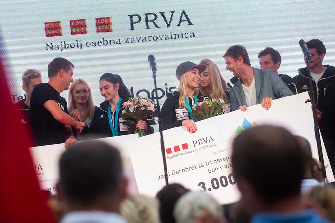Svetovna prvakinja in podprvakinja iz Hačiodžija sta prejeli tudi finanlčno nagrado generalnega sponzorja slovenske reprezentance v športnem plezanju. | Foto: Grega Valančič/Sportida