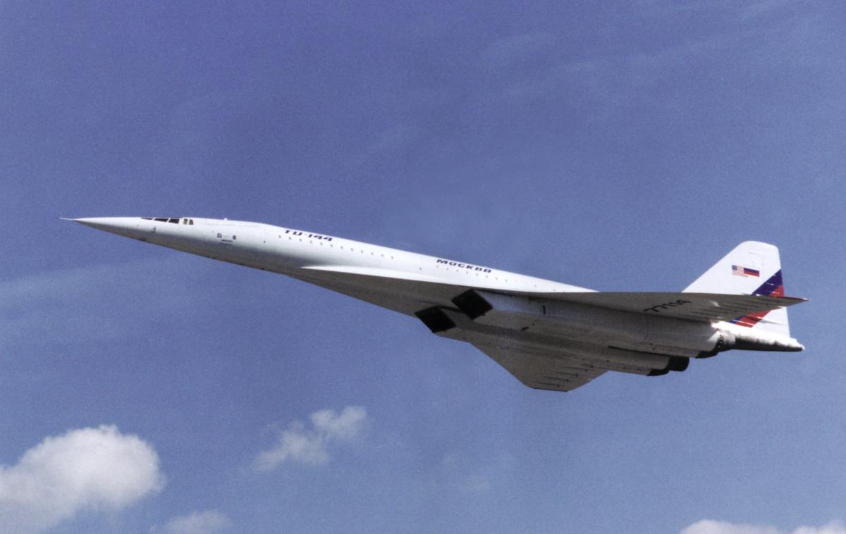 Tupoljev Tu-144 | Sovjetski tupoljev tu-144 je prvič poletel 31. decembra 1968 in za nekaj več kot dva meseca prehitel krstni polet francosko-britanskega concorda, ki pa se mu je nato kasneje smejalo precej bolj, saj je njegova kariera potniškega prevoznika trajala kar 22 let dlje. Na tej fotografiji je sicer eden od predelanih modelov tu-144, ki jih je po komercialni upokojitvi letala v raziskovalne namene med drugim uporabljala tudi ameriška vesoljska agencija Nasa.  | Foto Wikimedia Commons