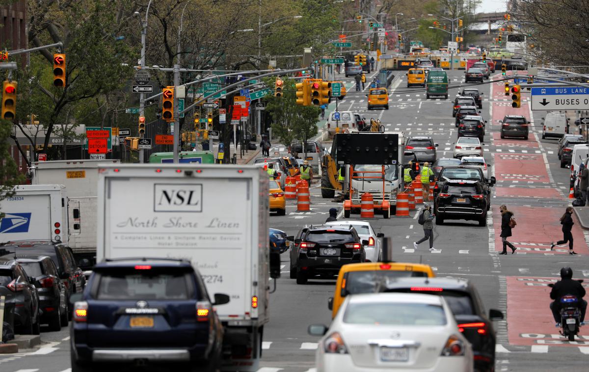 ZDA, promet, New York | V ZDA je glavni vir ogljičnih izpustov promet. Na fotografiji: ne preveč prometno obremenjena Prva avenija newyorškega predela Manhattan | Foto Reuters