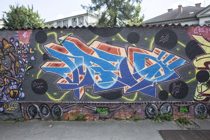 Grafiti na zunanji steni pred Rogom so legalni. | Foto: Matej Leskovšek