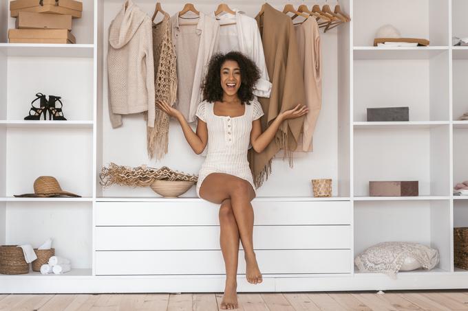 Kapsulna garderoba, polna kosov, ki se lahko medsebojno kombinirajo, je ključ do omare, v kateri boste vedno našli kaj za obleči.  | Foto: Getty Images