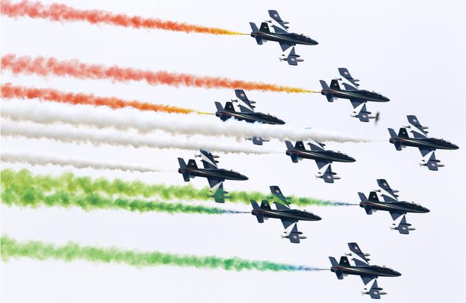 Italijanska zasedba Frecce Tricolori je eden izmed vrhuncev največjih letalskih mitingov.  | Foto: Reuters