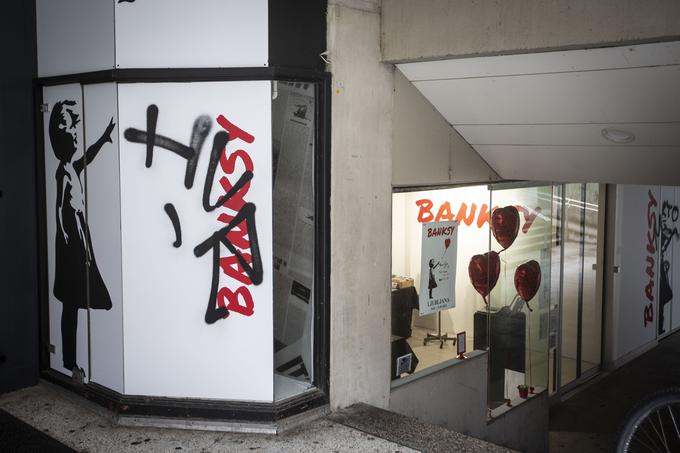 Grafiti na razstavi Banksy na Čopovi ulici v Ljubljani. | Foto: Bojan Puhek
