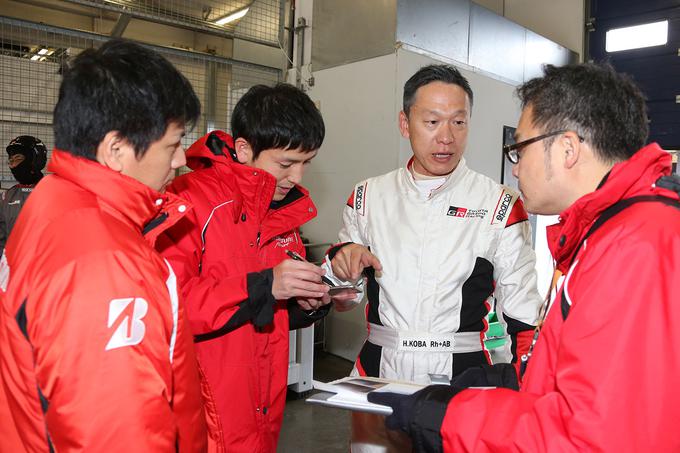 Hiroyuki Koba med posveti z inženirji na vztrajnostni dirki v Nemčiji. | Foto: Toyota