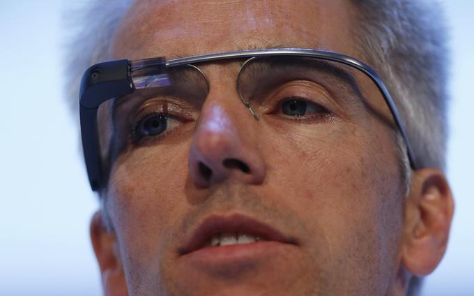 Glass so pametna očala, ki jih je Google z velikim pompom predstavil leta 2012. Med potrošniki se v nasprotju s pričakovanji Googla in številnih tehnoloških navdušencev niso prijela, saj so bila predraga in so imela težave s programsko opremo, številni morebitni uporabniki pa so bili zaskrbljeni tudi zaradi zasebnosti. Google je očala Glass prenehal prodajati v začetku leta 2015, a se po poročanju več virov že nekaj časa ukvarja z njihovim naslednjim modelom. | Foto: Reuters