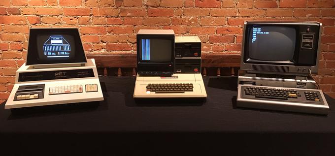 Mikroprocesor MOS 6502 je poganjal dva od računalnikov tako imenovane svete trojice, ki velja za začetnico dobe osebnega računalništva. Od leve proti desni so to Commodore PET, TRS-80 in Apple II. Čip MOS 6502 je brnel v prvem in tretjem.  | Foto: Thomas Hilmes/Wikimedia Commons