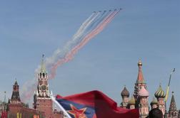 Rusija na dan zmage ponosno razkazovala svojo vojaško moč (FOTO)